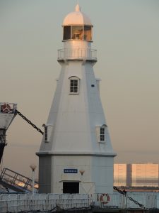 白灯台 メルヘンチックな氷川丸の桟橋にたつ白亜の灯台 横浜 Dream Arrive